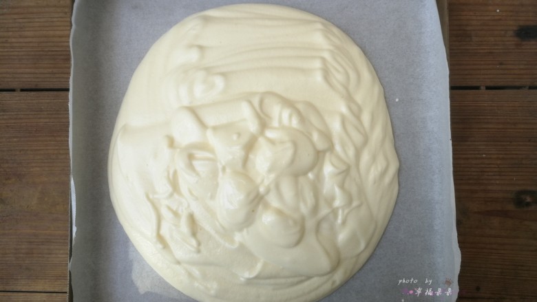 彩绘玫瑰蛋糕卷,拌匀后的面糊全部倒入步骤14经过烘烤定型的玫瑰花油纸上