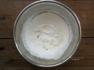 彩绘玫瑰蛋糕卷,淡奶油加糖粉打发至裱花状态