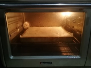 彩绘玫瑰蛋糕卷,送入一直保持预热状态的烤箱内烘烤，中层上下火180度20分钟左右