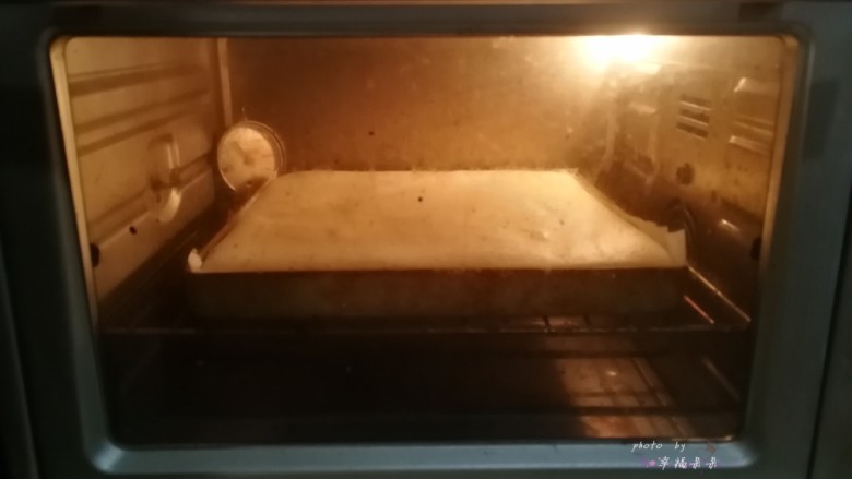 彩绘玫瑰蛋糕卷,送入一直保持预热状态的烤箱内烘烤，中层上下火180度20分钟左右