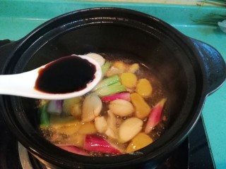 砂锅鱼头豆腐煲,三汤匙酱油
