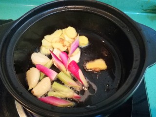 砂锅鱼头豆腐煲,这时准备一个砂锅，锅里放少许油，放入切好的姜片，蒜瓣，葱白