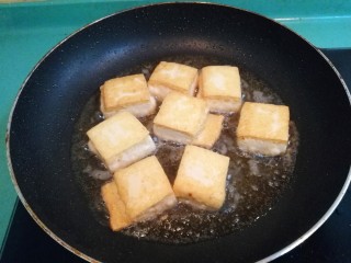 砂锅鱼头豆腐煲,煎至两面金黄