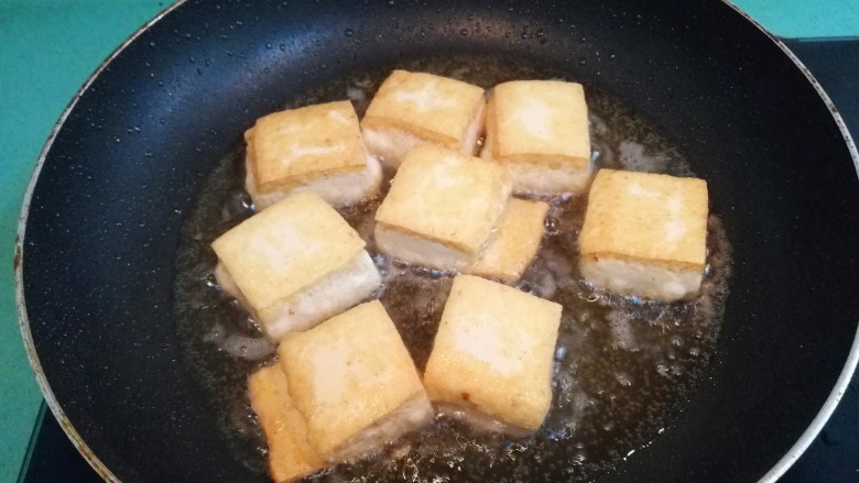 砂锅鱼头豆腐煲,煎至两面金黄