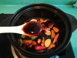 砂锅鱼头豆腐煲,一汤匙蚝油，和适量十三香