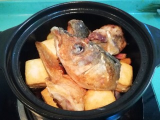 砂锅鱼头豆腐煲,接着放入煎好的鱼头