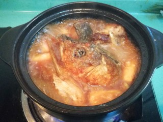 砂锅鱼头豆腐煲,接着开盖大火收汁