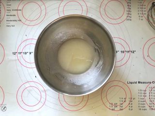 黑米杯子蛋糕,6、把玉米油和水倒入盆中，用蛋抽搅打至乳化状态。
