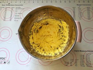 黑米杯子蛋糕,13、黄油室温软化后加入糖粉打至顺滑的状态。