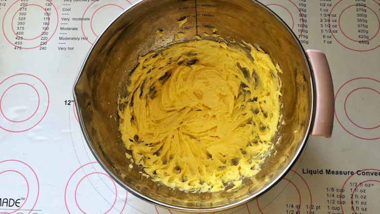 黑米杯子蛋糕,13、黄油室温软化后加入糖粉打至顺滑的状态。