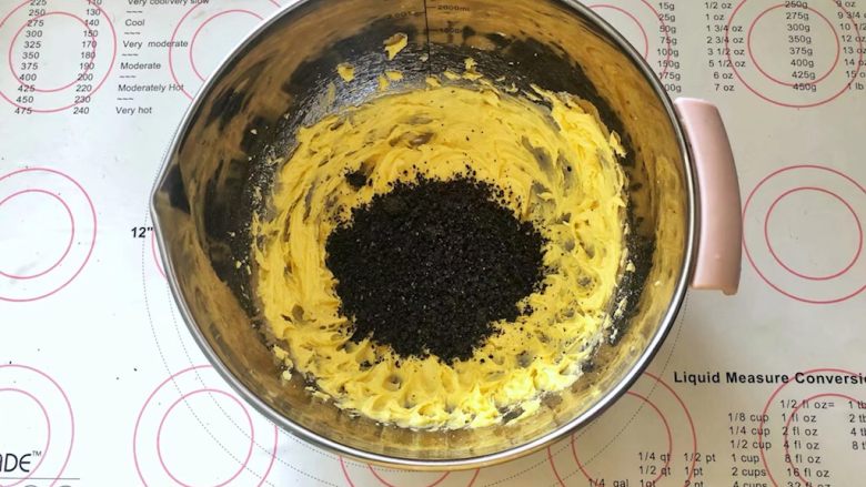 黑米杯子蛋糕,14、加入黑芝麻粉。