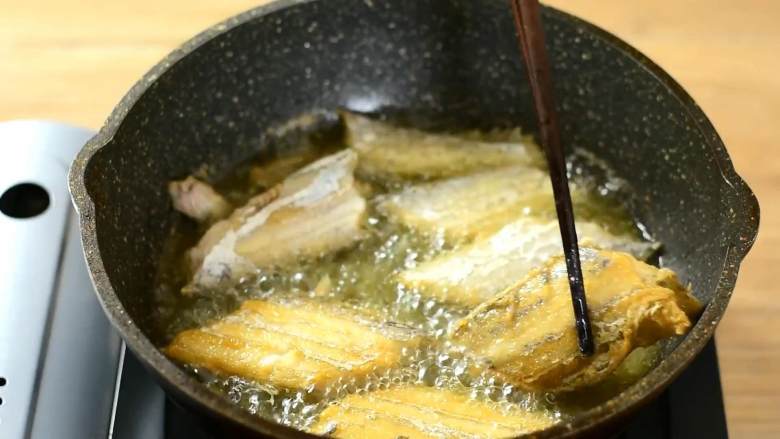 红烧带鱼，本帮经典家常菜轻松掌握,轻轻晃动锅子，鱼能滑动时翻面，煎至两面金黄盛出。