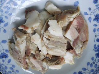 #猪头#大蒜炒猪头肉,猪头肉切成均匀的薄片