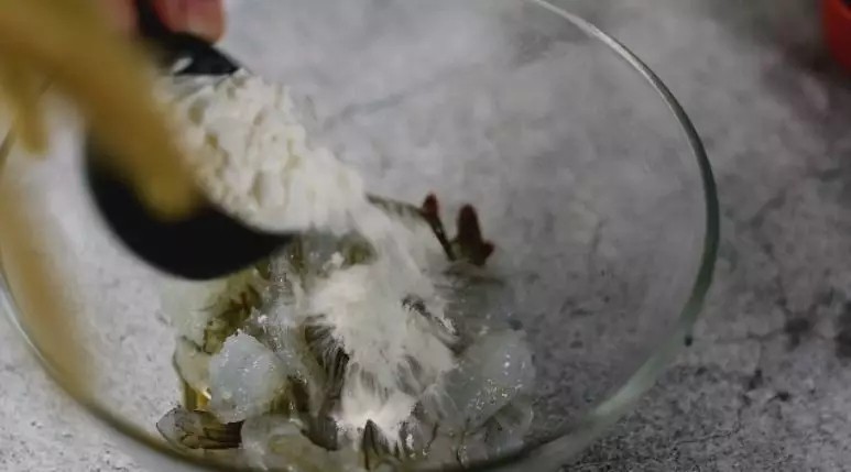 宫保虾球 酸甜鲜嫩一口一个 根本停不下来!,撒入盐、料酒、淀粉，抓匀腌制10分钟