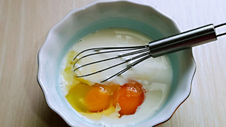 会爆浆的脏脏蛋挞～咬一口细滑醇香,再加入鸡蛋，用打蛋器打至均匀。