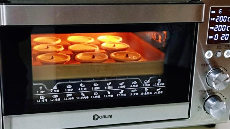 会爆浆的脏脏蛋挞～咬一口细滑醇香,上下200°烤20分钟。(时间及温度仅供参考)
