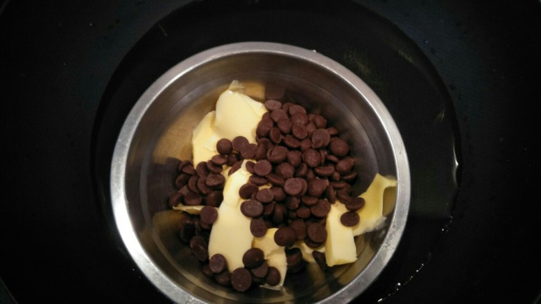 鲜花芝士蛋糕,<a style='color:red;display:inline-block;' href='/shicai/ 887'>黄油</a>，巧克力放在盘中，隔热水融化。
