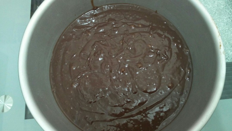 鲜花芝士蛋糕,将面糊放入涂了油的模具中，振出汽泡。