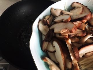 菌菇豆腐羹,待锅内油七分热时，下菌菇