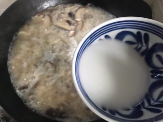 菌菇豆腐羹,5分钟后，加入水淀粉