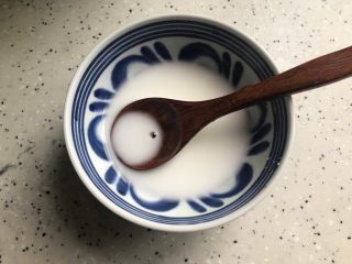 菌菇豆腐羹,准备一小碗水淀粉