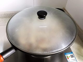 菌菇豆腐羹,大火煮开之后盖上锅盖，转中小火，焖煮5分钟