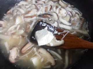 菌菇豆腐羹,用锅铲挖成一块一块的放入锅内，像图片中那么大小就行