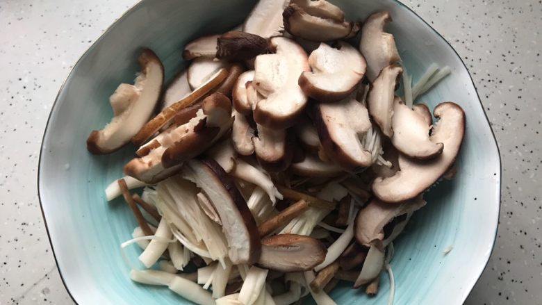菌菇豆腐羹,菌菇该切片的切片，该切寸段的切寸段，备用