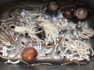 菌菇豆腐羹,菌菇该去蒂的去蒂，该剪去根部的剪去根部，用清水浸泡片刻