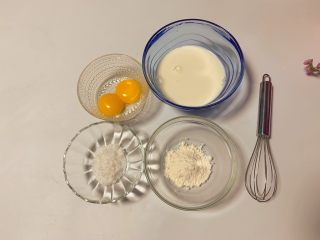 奶香布丁,准备所需食材：
蛋黄2个，细砂糖10g,面粉10g,纯牛奶180g