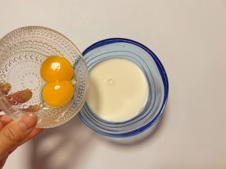 奶香布丁,将2个蛋黄倒入180g纯牛奶中