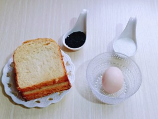 简单快手小零食～黑芝麻椰香吐司条,准备好食材，鸡蛋是2个哈。