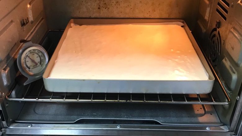 果酱奶酪蛋糕,烤箱预热至150度，金盘送入烤箱烤制20分钟。