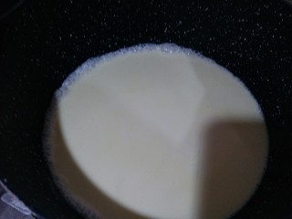 情人节生巧,淡奶油放在小锅里加热，加热到边缘的淡奶油冒泡就可以了。