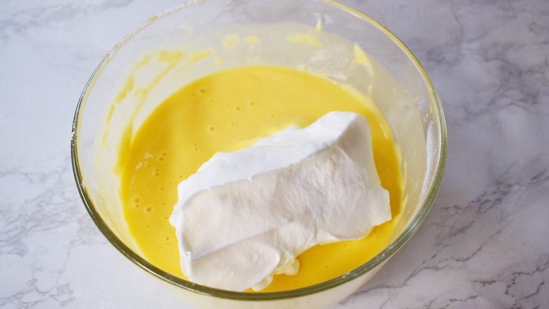 7寸中空双色戚风蛋糕,把三分之一的蛋白霜加入蛋黄糊中，翻拌或都上下拌匀