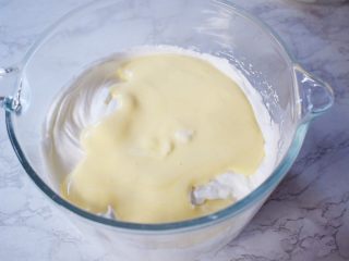 7寸中空双色戚风蛋糕,再把拌匀的蛋黄糊倒回蛋白霜中，翻拌或上下拌匀