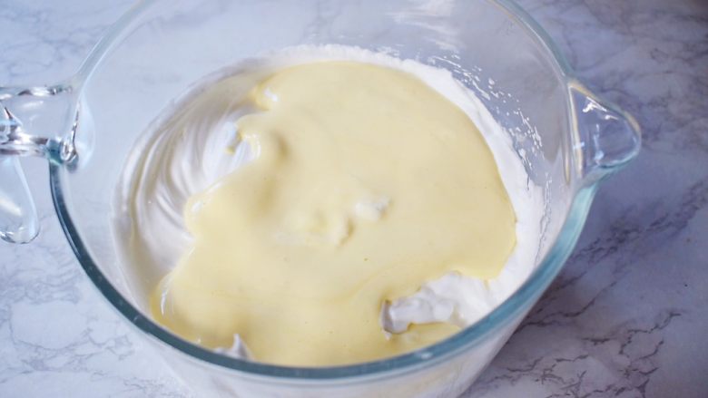 7寸中空双色戚风蛋糕,再把拌匀的蛋黄糊倒回蛋白霜中，翻拌或上下拌匀