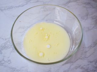 7寸中空双色戚风蛋糕,牛奶加入玉米油搅拌至乳化状