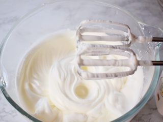 7寸中空双色戚风蛋糕,提起打蛋器有小尖角即可，称为蛋白霜