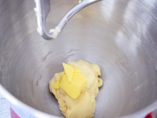 六角星面包,大约10分钟后加入黄油，继续启动3档快速揉面