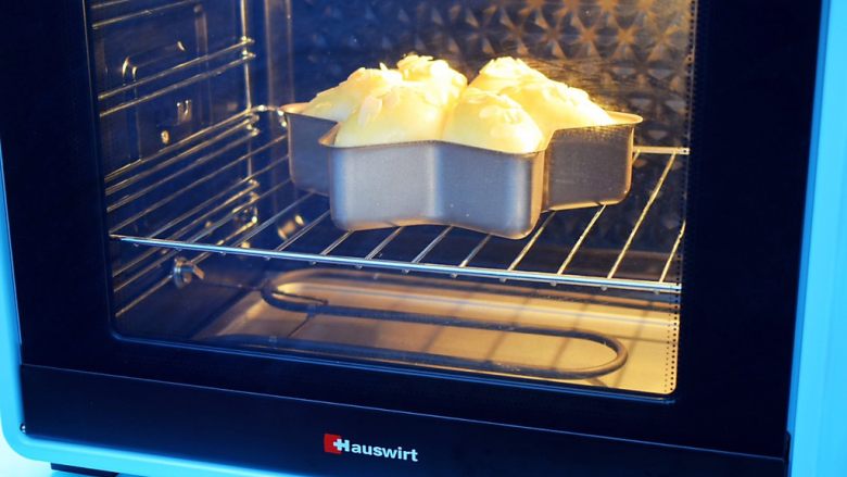 六角星面包,放入预热好的烤箱，上下火170度，中层20分钟，烤好取出晾至手温后密封保存