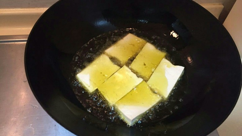 黑木耳肉沫豆腐煲,倒油把老豆腐放下去中小火慢慢煎