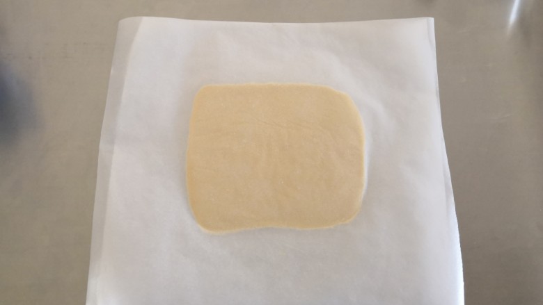 苹果奶酥小挞,在面团上在盖一张油纸，用擀面杖将面团擀成0.6㎝厚度，放入冰箱冷冻半小时。