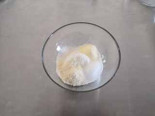 苹果奶酥小挞,将黄油、细砂糖、杏仁粉、低筋面粉和奶粉都倒入碗里。