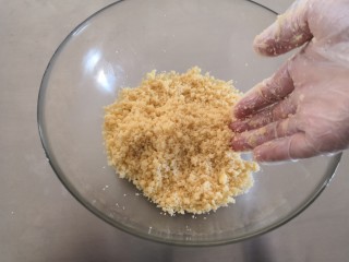 苹果奶酥小挞,带上手套，用手将所以材料混合均匀，不要用劲按压，保持奶酥蓬松。