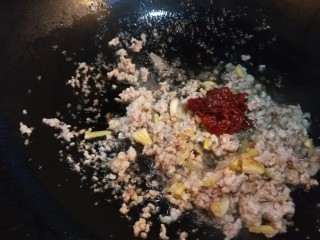 鱼香茄子  新文美食,加入豆瓣酱。