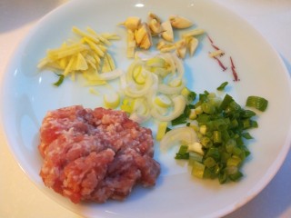 鱼香茄子  新文美食,猪肉馅，葱姜蒜准备好。