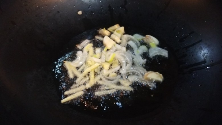 鱼香茄子  新文美食,热油倒出来留少许油，放入葱姜蒜炒香。