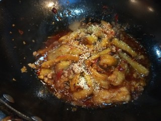 鱼香茄子  新文美食,倒入炸制好的茄子，加入酱油，白糖，