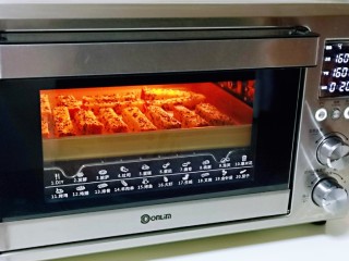 简单快手小零食～黑芝麻椰香吐司条,上下管160度烤20分钟。(时间及温度仅供参考)